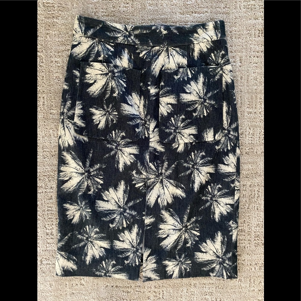 L’AGENCE skirt w/slit up the front and zipper back. GREAT PRINT! 4